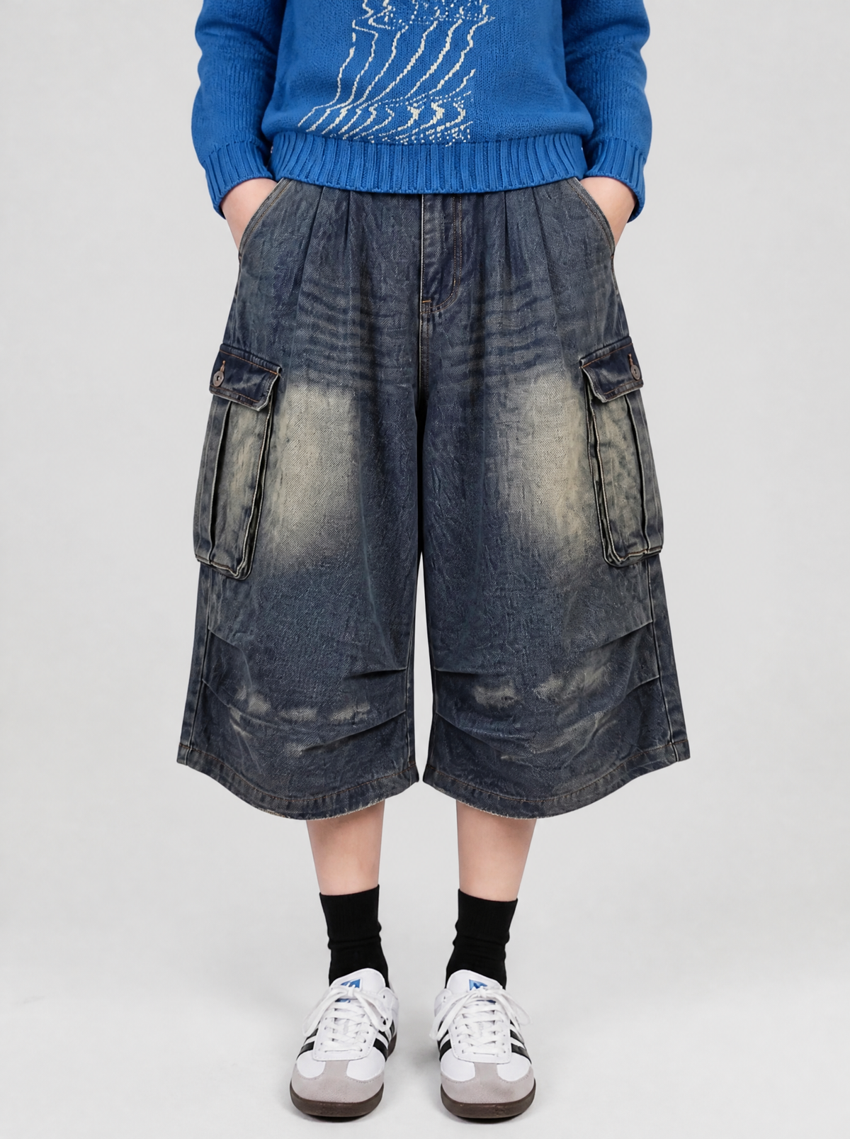 Photo détail | Gros plan sur le délavé sable, les pinces et une poche cargo du short baggy en jean