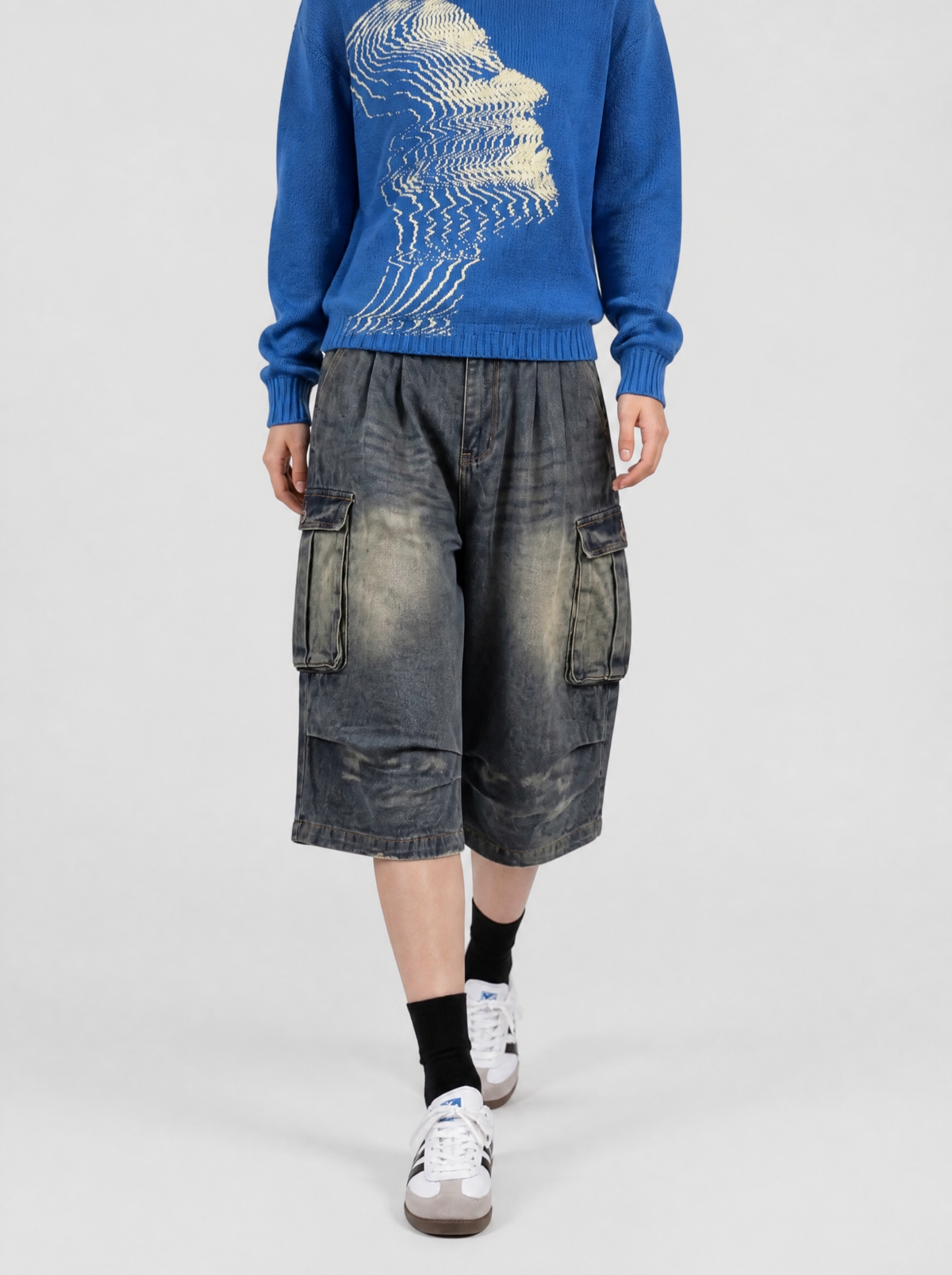 Autre vue | Short baggy en jean bleu foncé effet vintage porté de face en marchant, poches cargo latérales