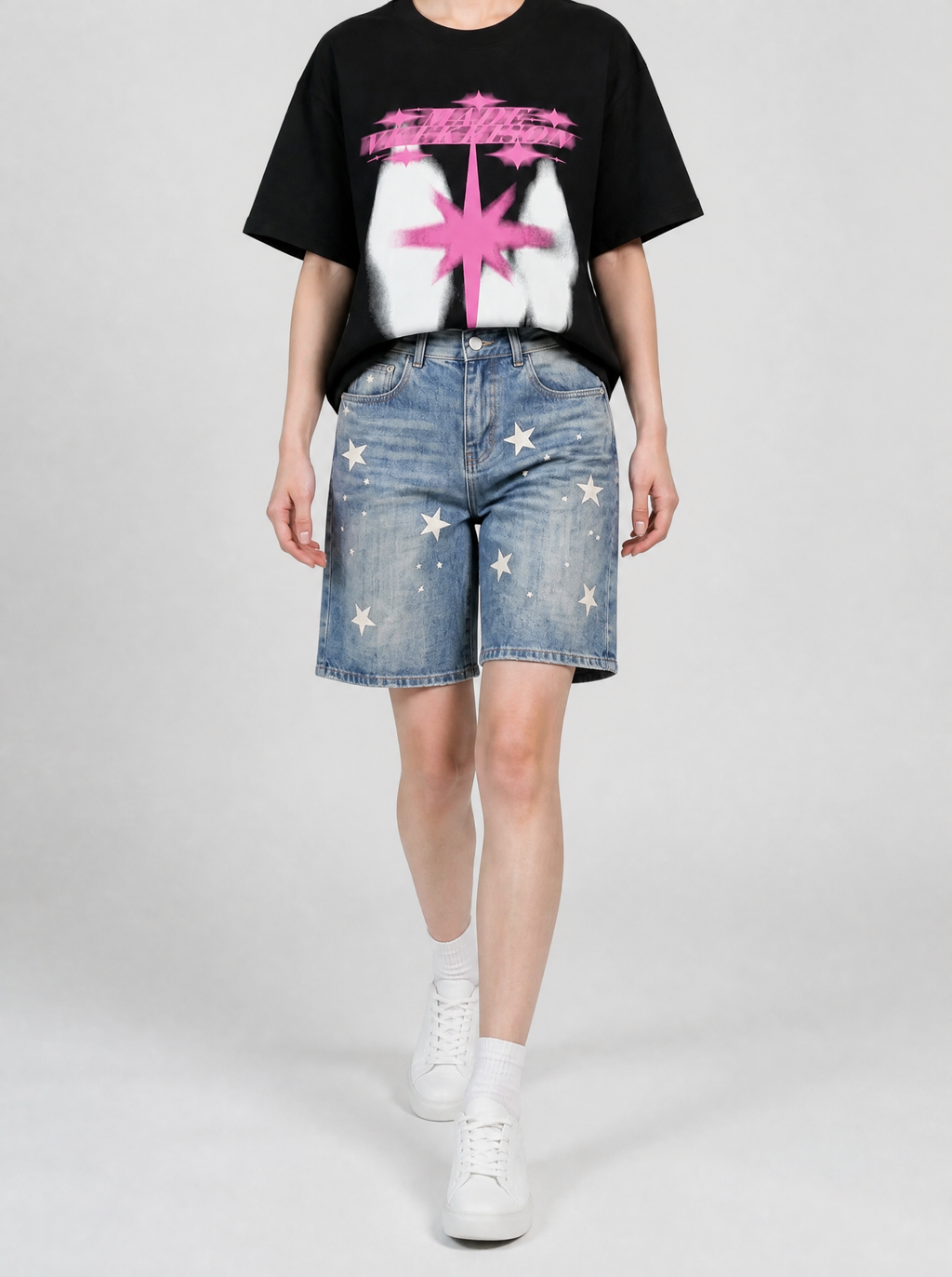 Autre vue | Femme marchant de face en short long en jean bleu à petites étoiles crème, portée avec un t-shirt noir graphique rose