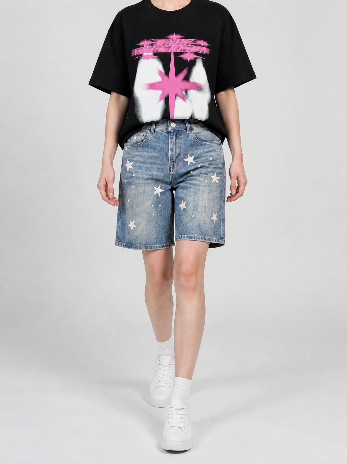 Autre vue | Femme marchant de face en short long en jean bleu à petites étoiles crème, portée avec un t-shirt noir graphique rose