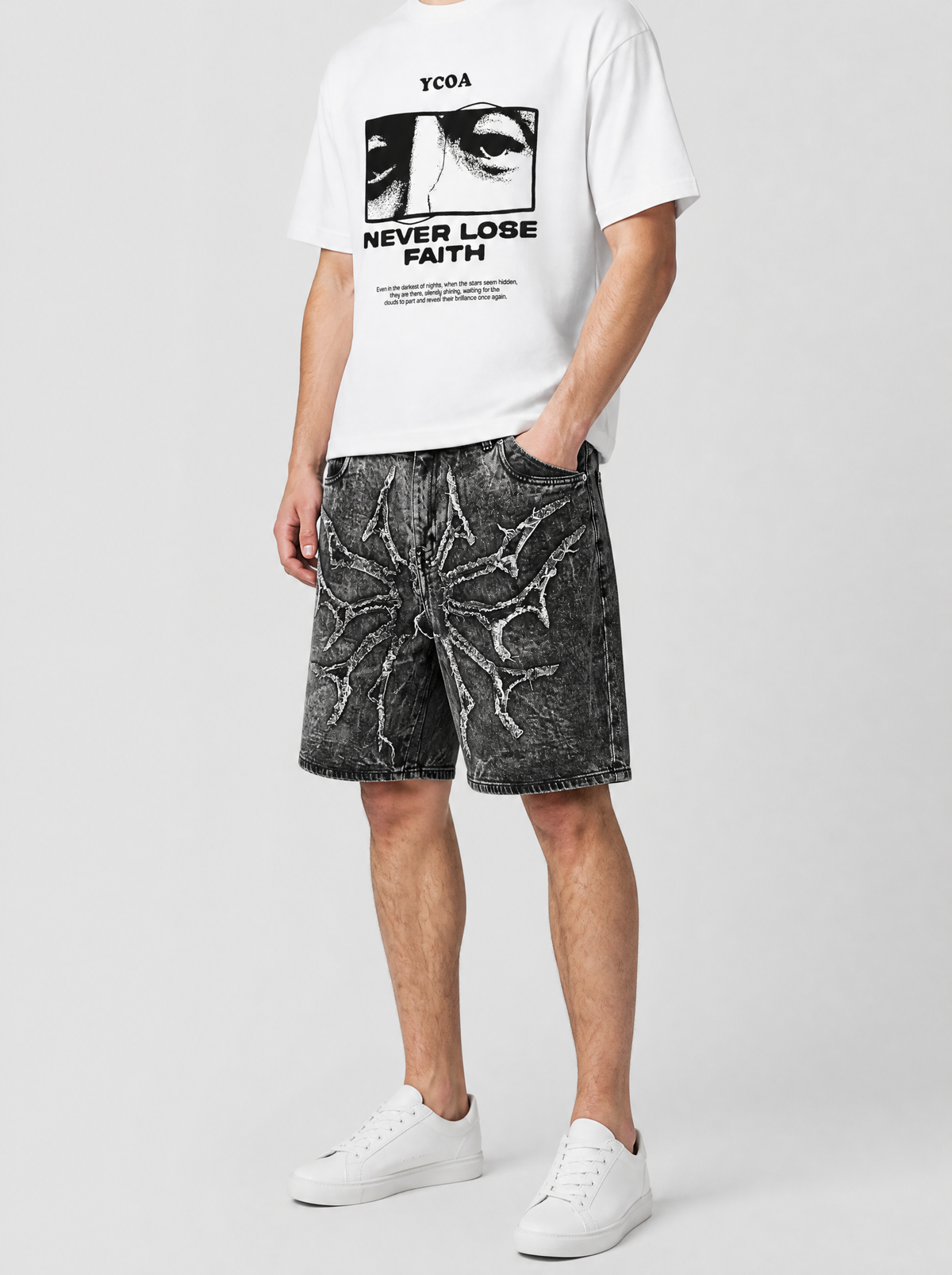 Autre vue | Short en jean noir délavé neige à branches épineuses gris clair en relief, porté de trois quarts avec un t-shirt blanc imprimé