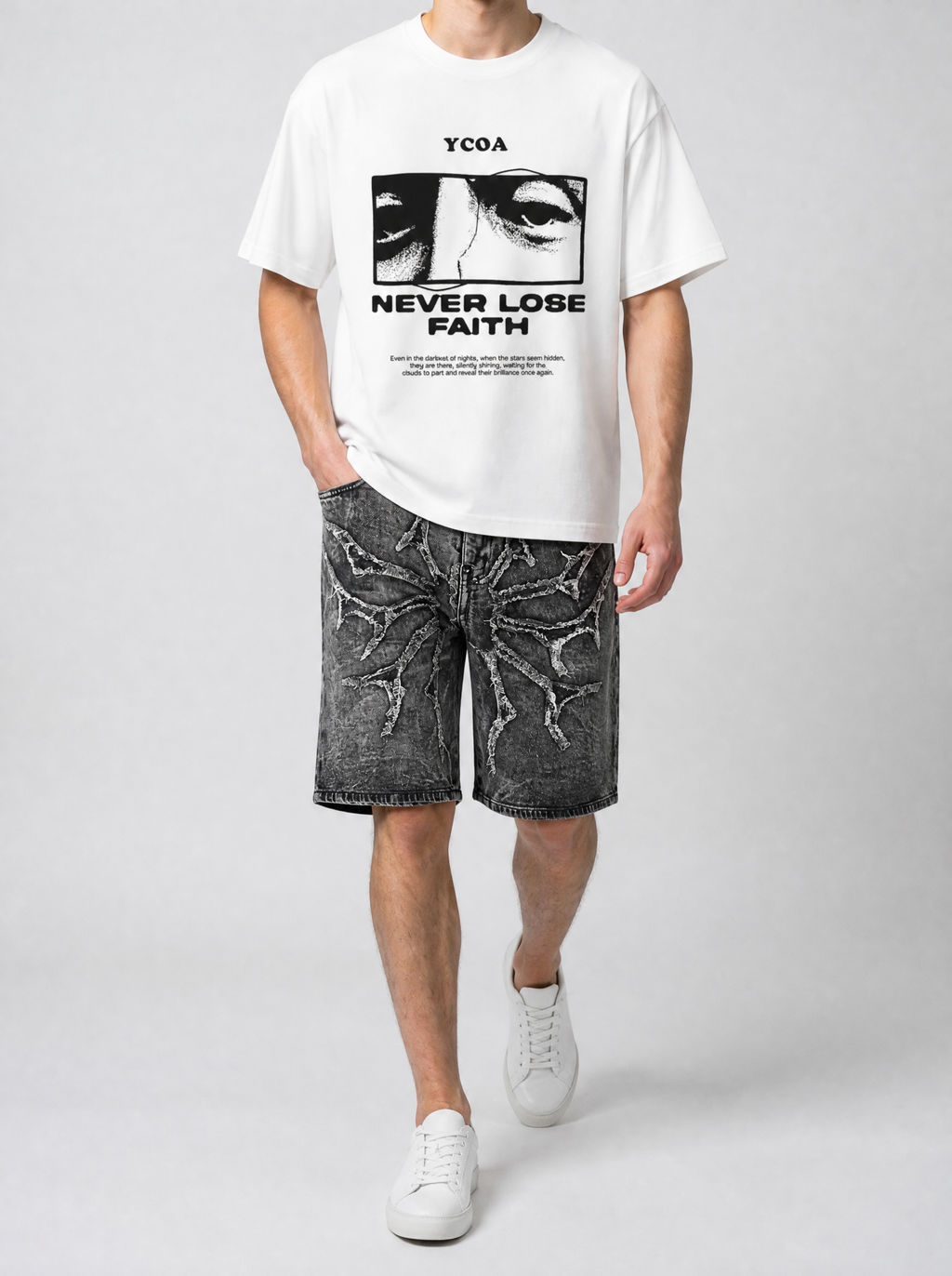 Autre vue | Homme marchant de face en jort noir délavé à motif de ronces gris, porté avec un t-shirt blanc à message noir