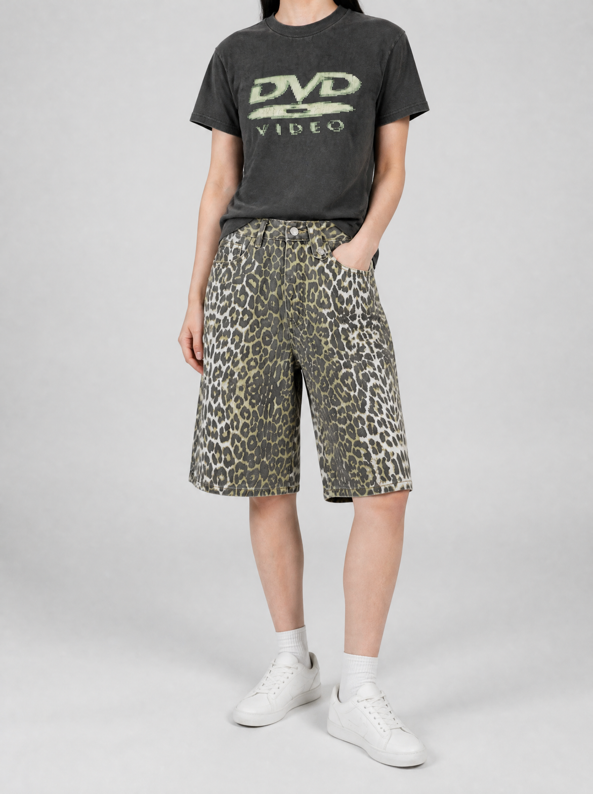 Autre vue | Bermuda baggy en jean imprimé léopard crème et olive, porté de trois quarts par une femme avec un t-shirt gris délavé
