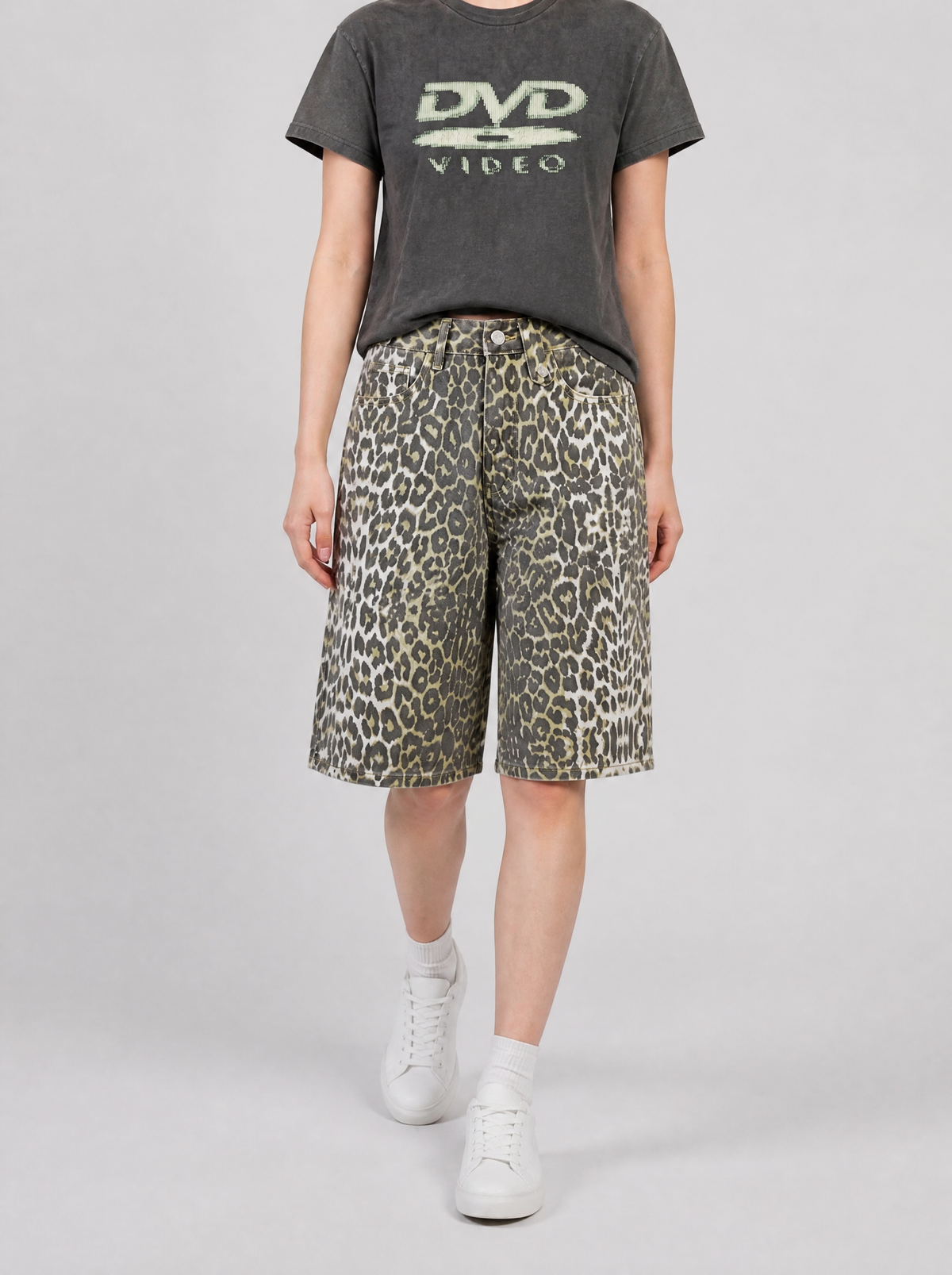 Autre vue | Femme marchant de face en short long léopard crème et kaki clair, portée avec un t-shirt gris délavé à logo vert