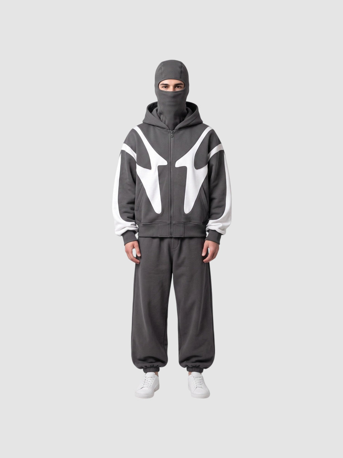 Veste streetwear avec cagoule intégrée, accents graphiques blancs sur base polaire grise.