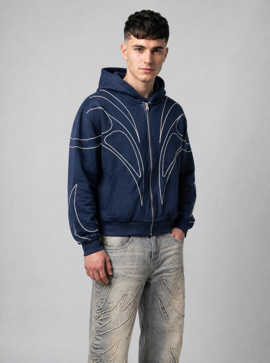 Autre vue | Sweat zippé à capuche bleu marine à passepoils blancs motif lames cyber, porté de trois quarts avec un jean délavé à flammes | Variante : Bleu