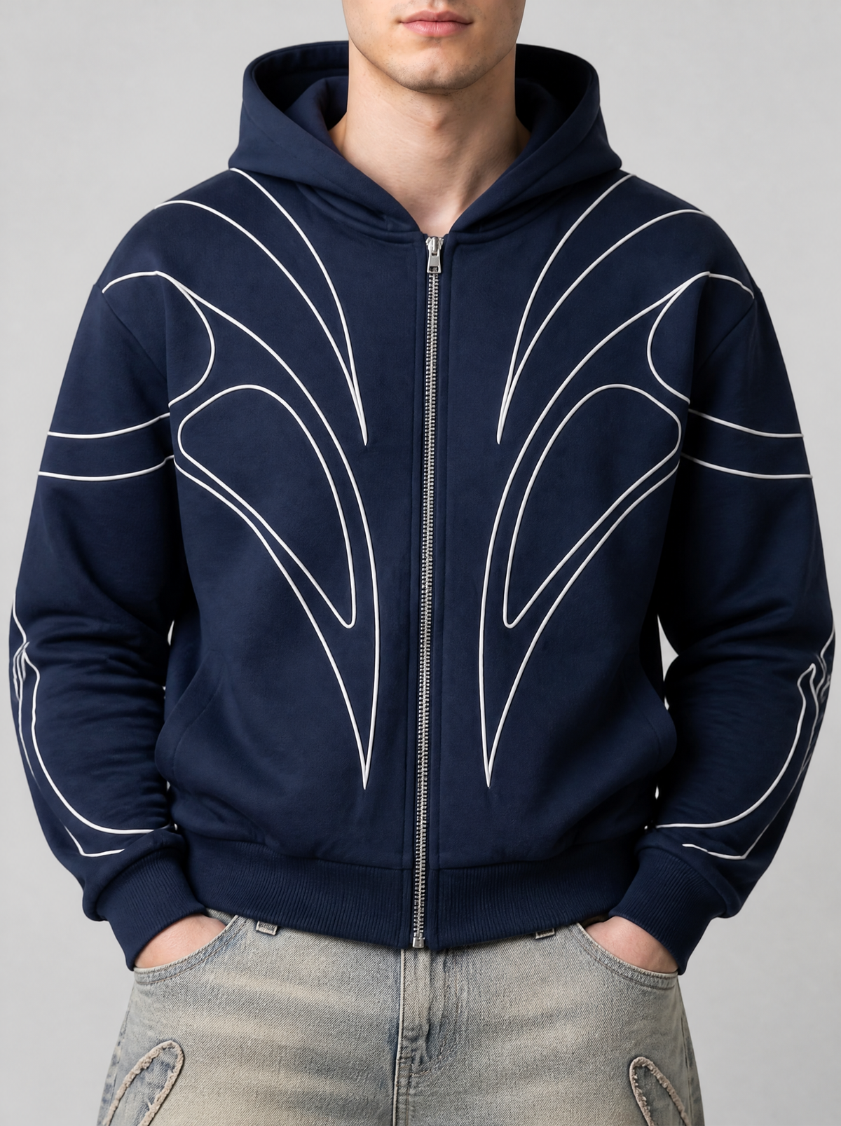 Photo détail | Gros plan sur les passepoils crème en forme de lames et la fermeture zip argentée du sweat bleu marine | Variante : Bleu