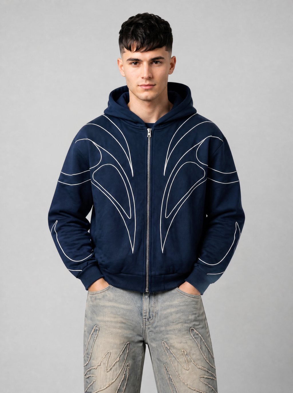 Autre vue | Homme de face en hoodie zippé bleu marine court à lignes crème courbées, porté avec un jean clair à flammes effilochées | Variante : Bleu