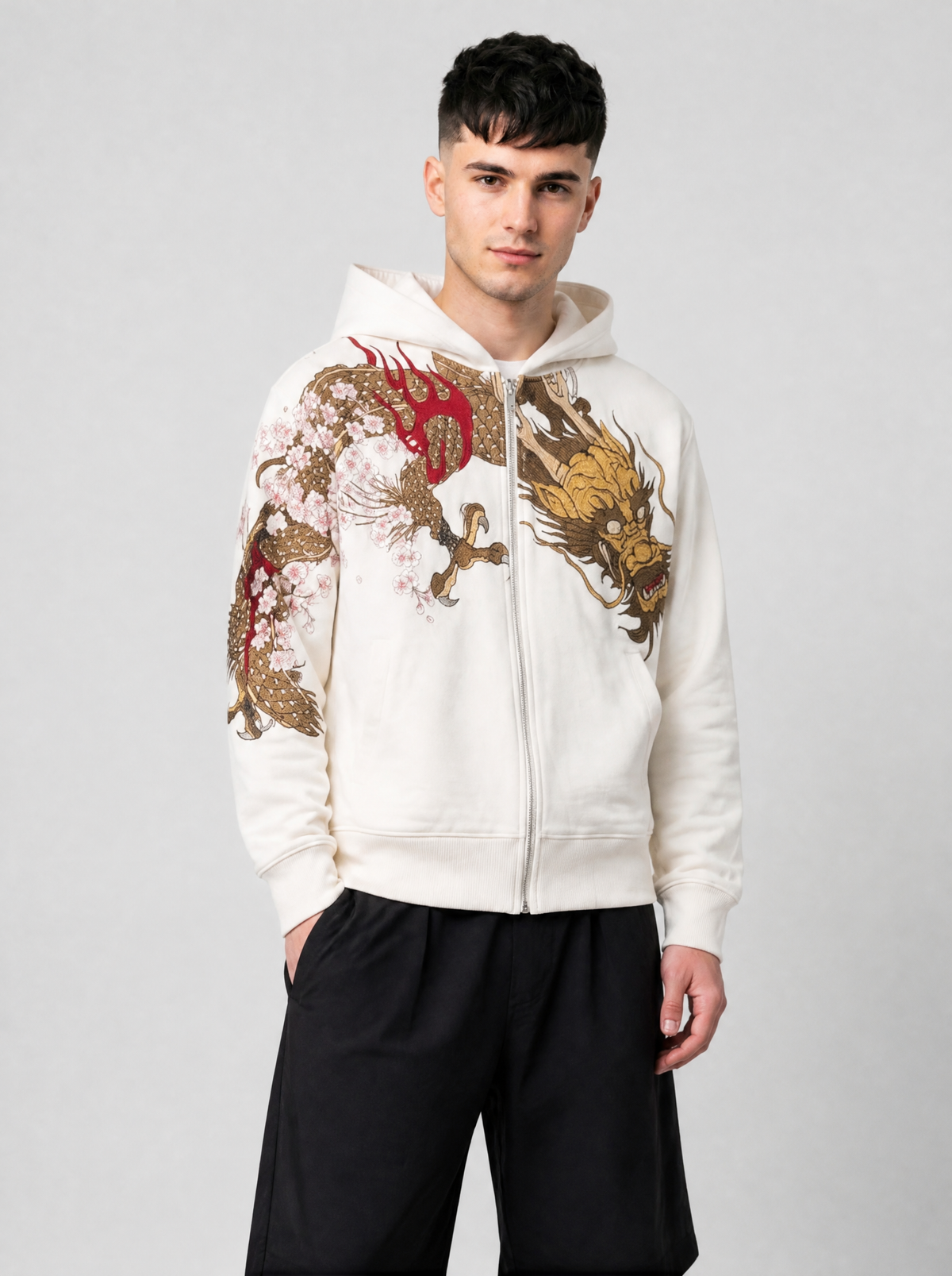 Autre vue | Homme de trois quarts portant le sweat zippé crème à dragon doré et fleurs de cerisier, avec un pantalon parachute noir | Variante : Blanc