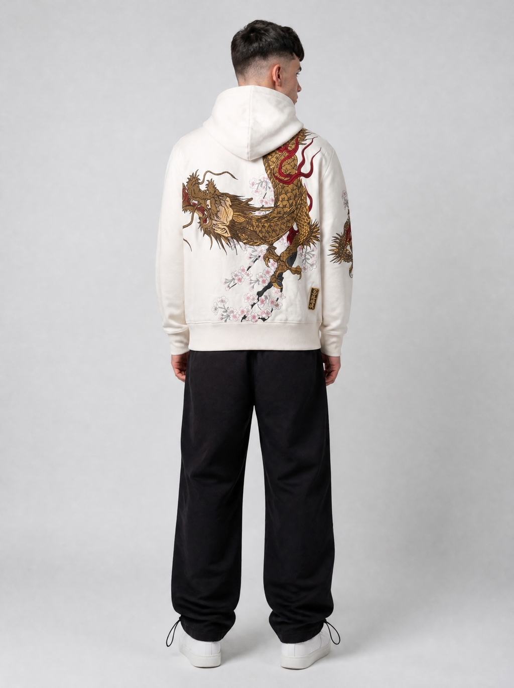 Autre vue | Vue de dos du sweat zippé crème : grand dragon doré à flammes rouges et branche de cerisier, porté avec un pantalon parachute noir | Variante : Blanc