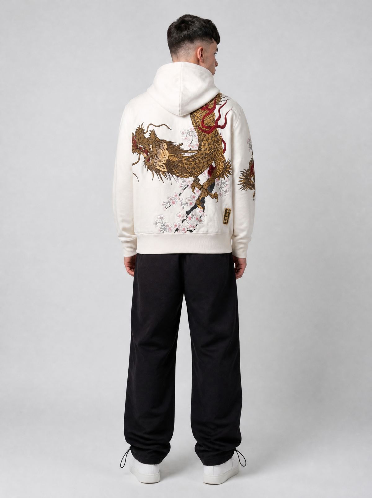Autre vue | Vue de dos du sweat zippé crème : grand dragon doré à flammes rouges et branche de cerisier, porté avec un pantalon parachute noir | Variante : Blanc