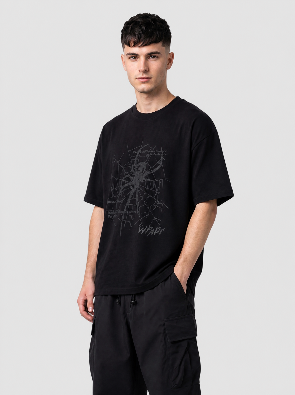 Autre vue | Homme de trois quarts en t-shirt noir oversize avec grande araignée et toile grises, porté avec un pantalon cargo noir | Variante : Noir