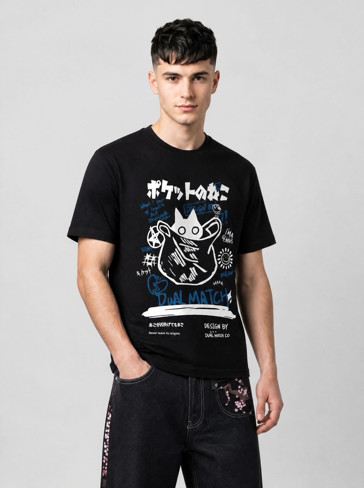 Autre vue | Homme de trois quarts en t-shirt noir à chat dessiné et titre japonais blanc et bleu, avec un jean noir brodé de cerisier | Variante : Noir