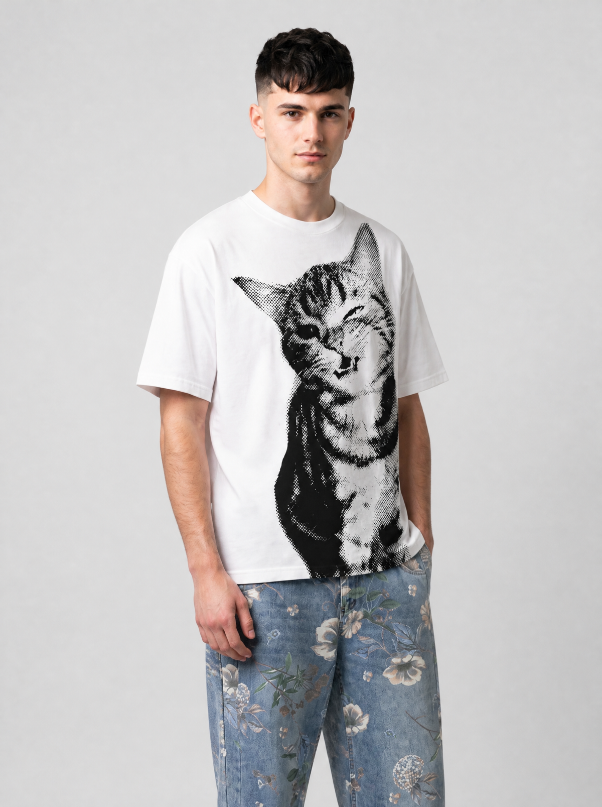 Autre vue | T-shirt oversize blanc à grand imprimé photo de chat tigré qui fait un clin d’œil, porté de trois quarts | Variante : Blanc