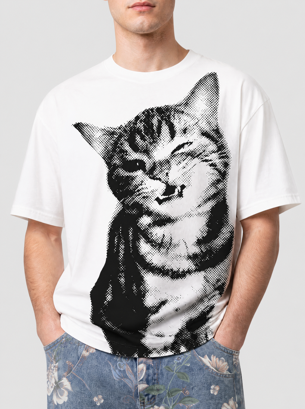 Photo détail | Gros plan sur l’imprimé tramé noir et blanc du chat tigré qui tire la langue, sur coton blanc | Variante : Blanc
