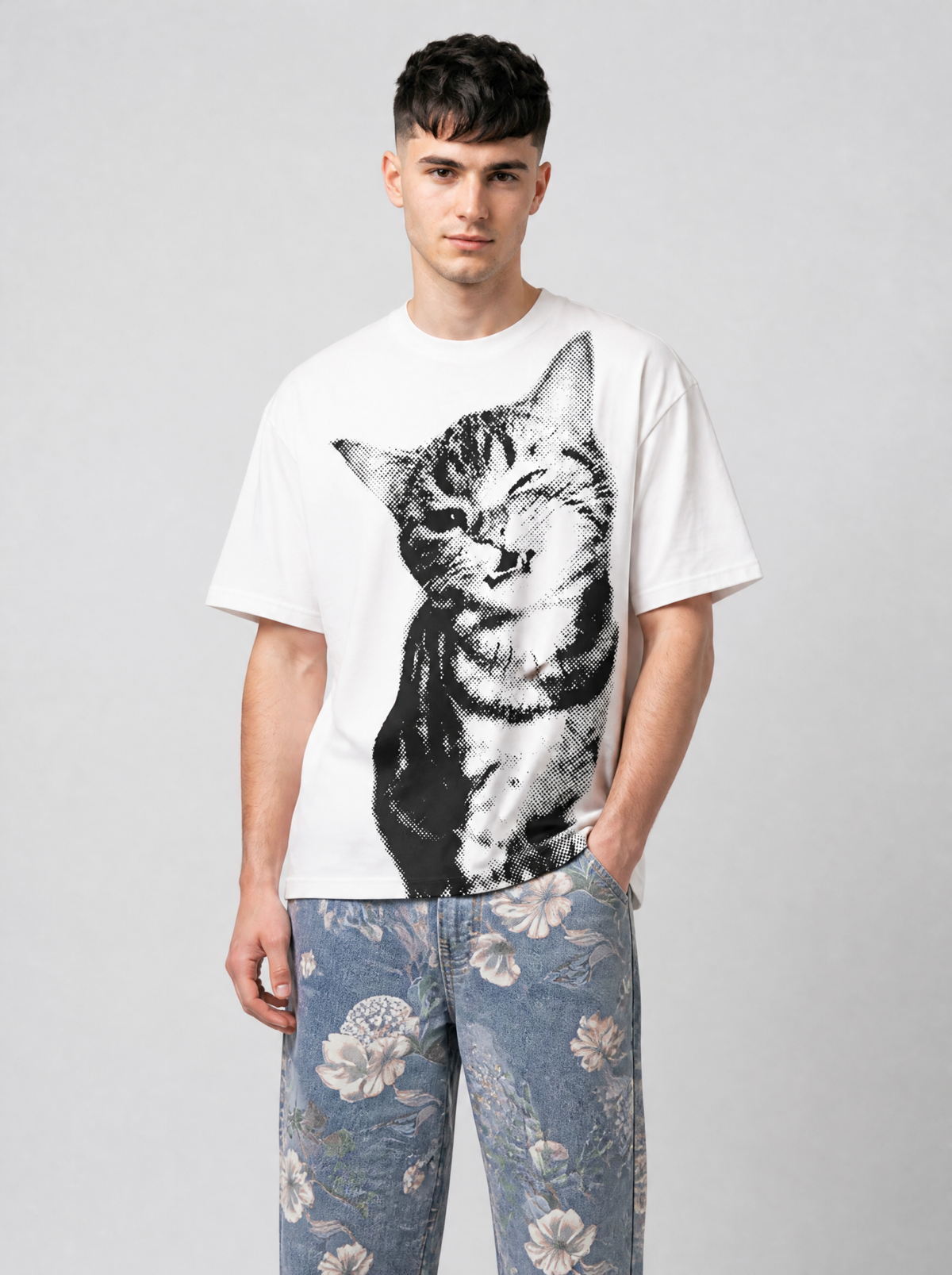 Autre vue | Homme portant de face le t-shirt blanc à imprimé chat noir et blanc avec un jean à fleurs bleu clair | Variante : Blanc