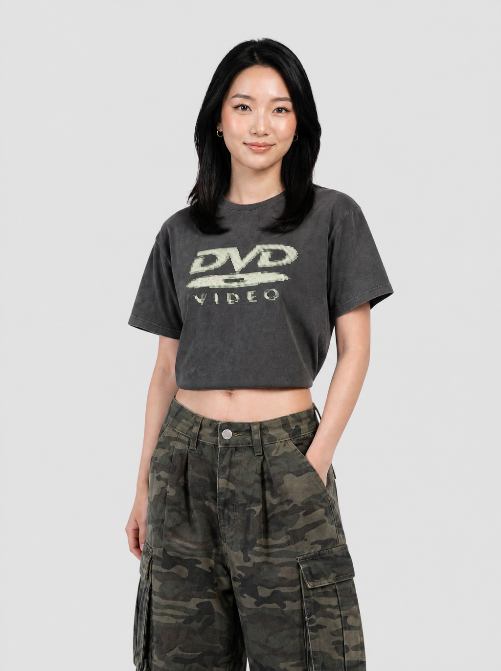Autre vue | Femme de trois quarts en t-shirt gris anthracite délavé logo DVD vert pâle pixelisé, avec un pantalon cargo camouflage