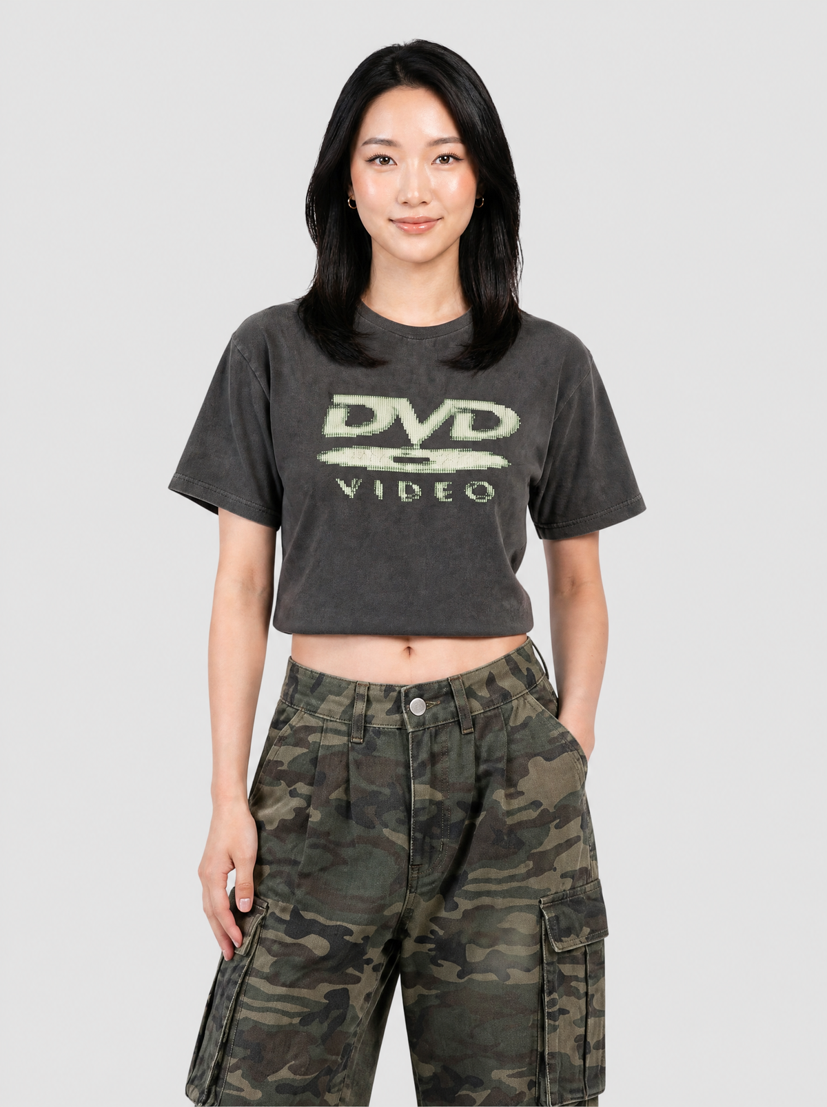 Autre vue | Femme de face en t-shirt délavé anthracite au logo DVD Video vert menthe, portée avec un cargo large camouflage