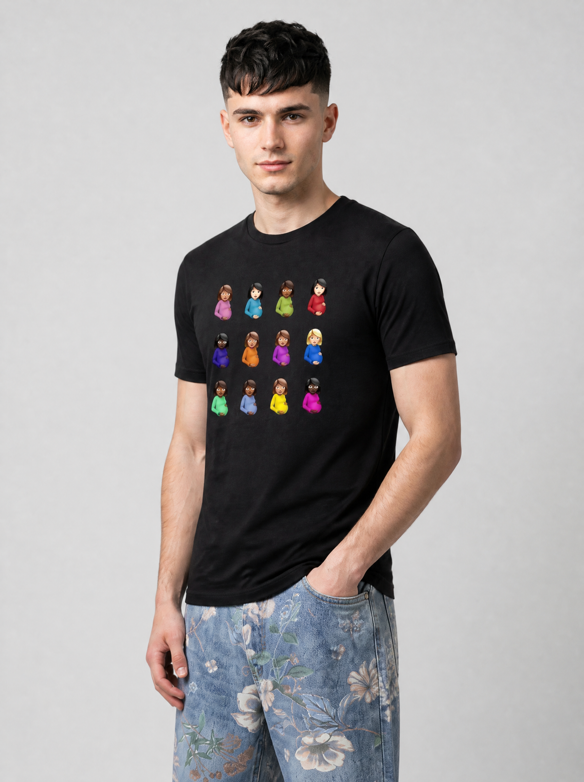 Autre vue | Homme de trois quarts en t-shirt noir à grille de douze emojis colorés sur la poitrine, avec un jean bleu à fleurs | Variante : Noir