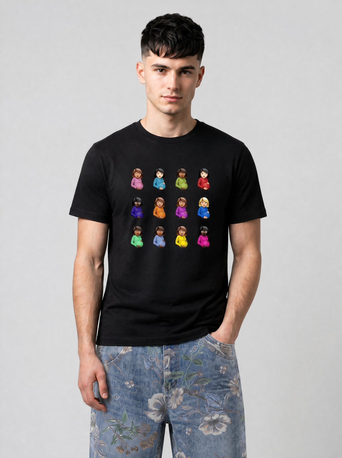 Autre vue | Homme de face en t-shirt noir orné de douze petits emojis multicolores en grille, porté avec un jean clair imprimé fleurs | Variante : Noir