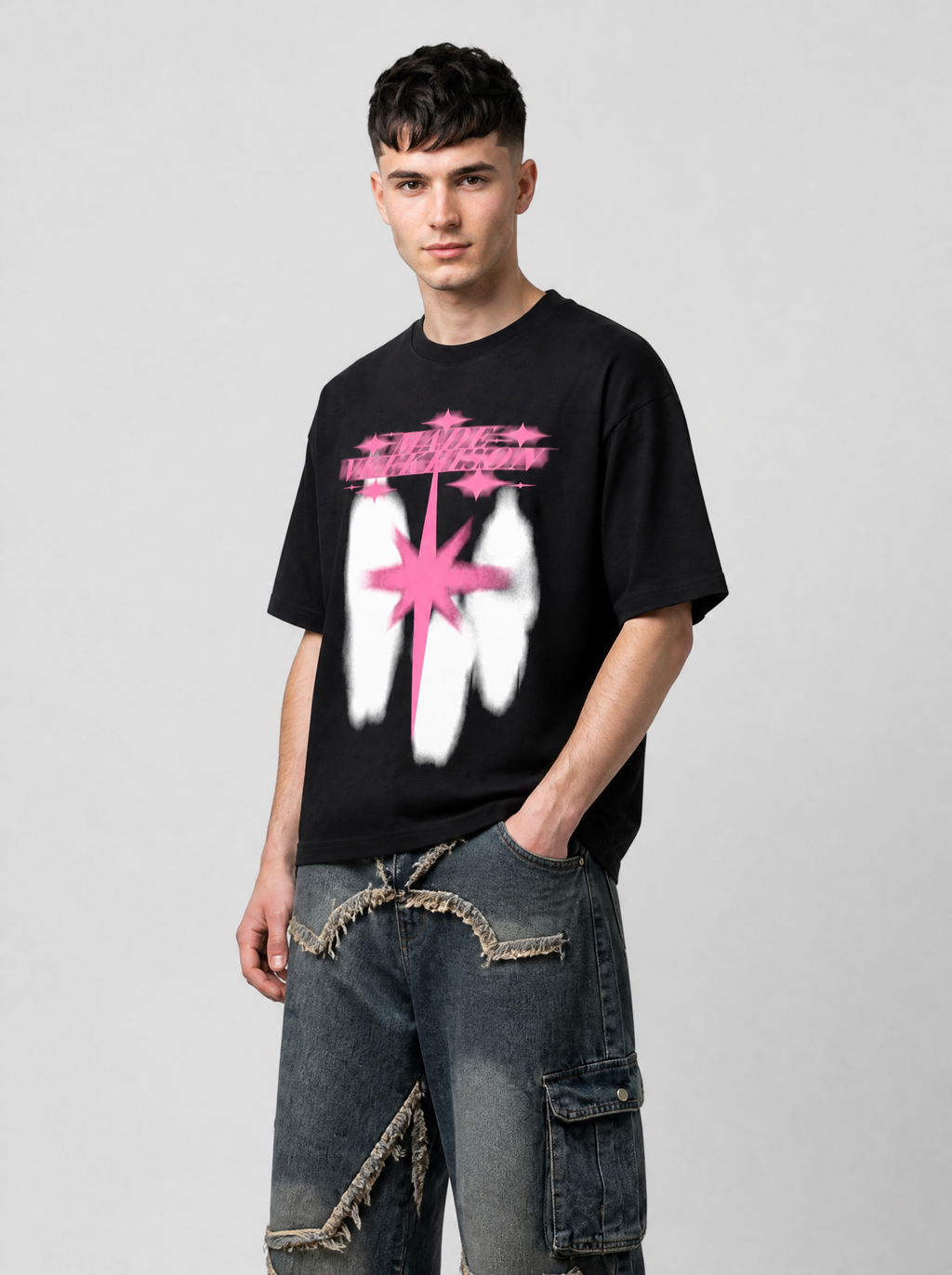 Autre vue | Homme de trois quarts en t-shirt noir oversize à étoile rose et silhouettes blanches floues, avec un jean à étoiles | Variante : Noir