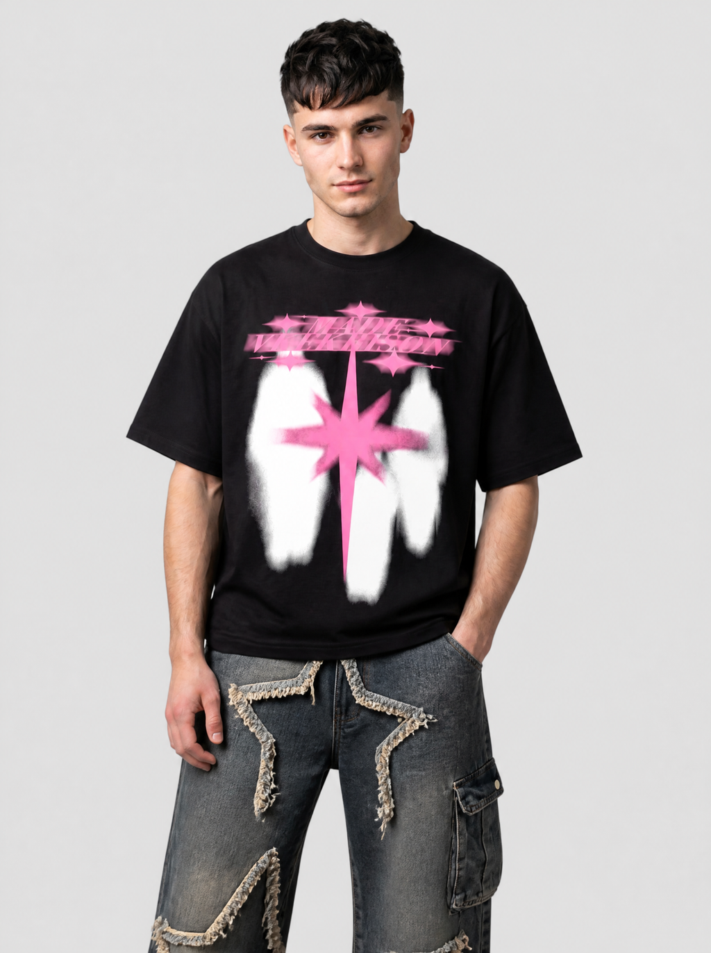 Autre vue | Homme de face en t-shirt noir imprimé étincelle rose et formes blanches floues, porté avec un jean baggy à étoiles effilochées | Variante : Noir
