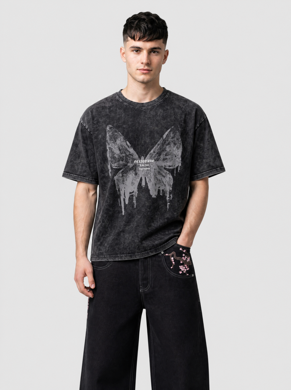 Autre vue | Homme portant de face le t-shirt noir délavé à imprimé papillon gris effet coulure, avec un jean large