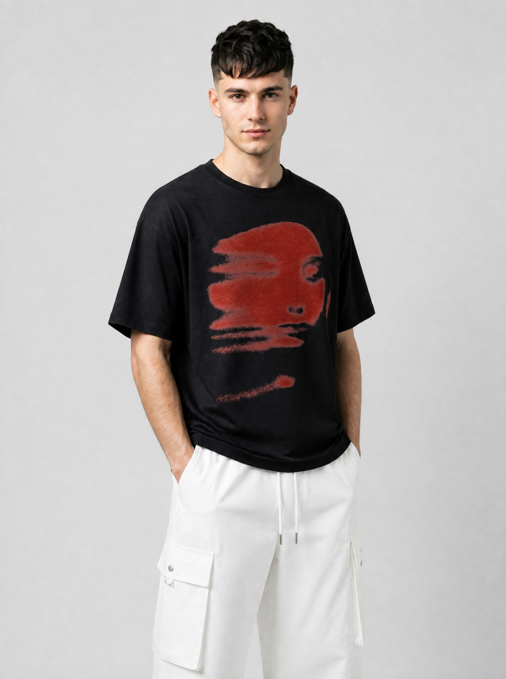 Autre vue | Homme de trois quarts en t-shirt noir oversize avec visage rouge brique flouté en mouvement, et cargo parachute blanc | Variante : Noir