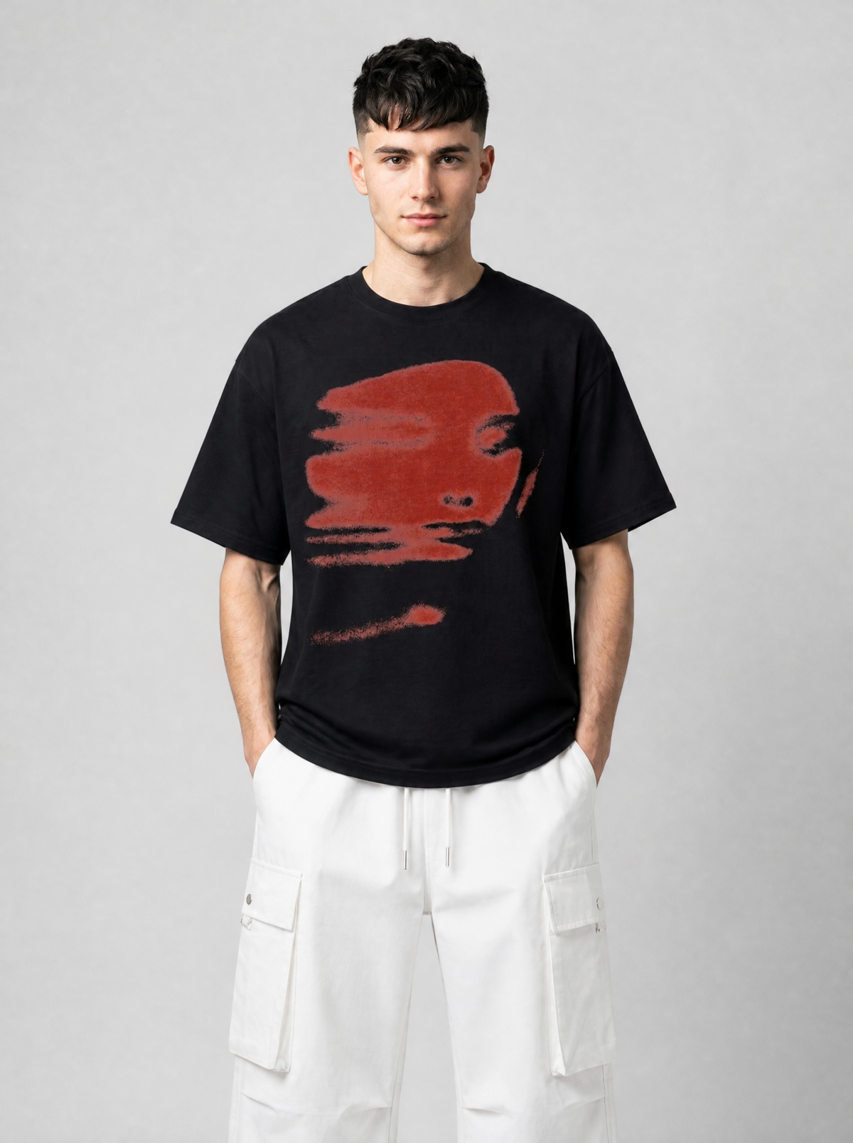 Autre vue | Homme de face en t-shirt noir imprimé d'un visage rouge étiré façon glitch, porté avec un pantalon cargo blanc | Variante : Noir