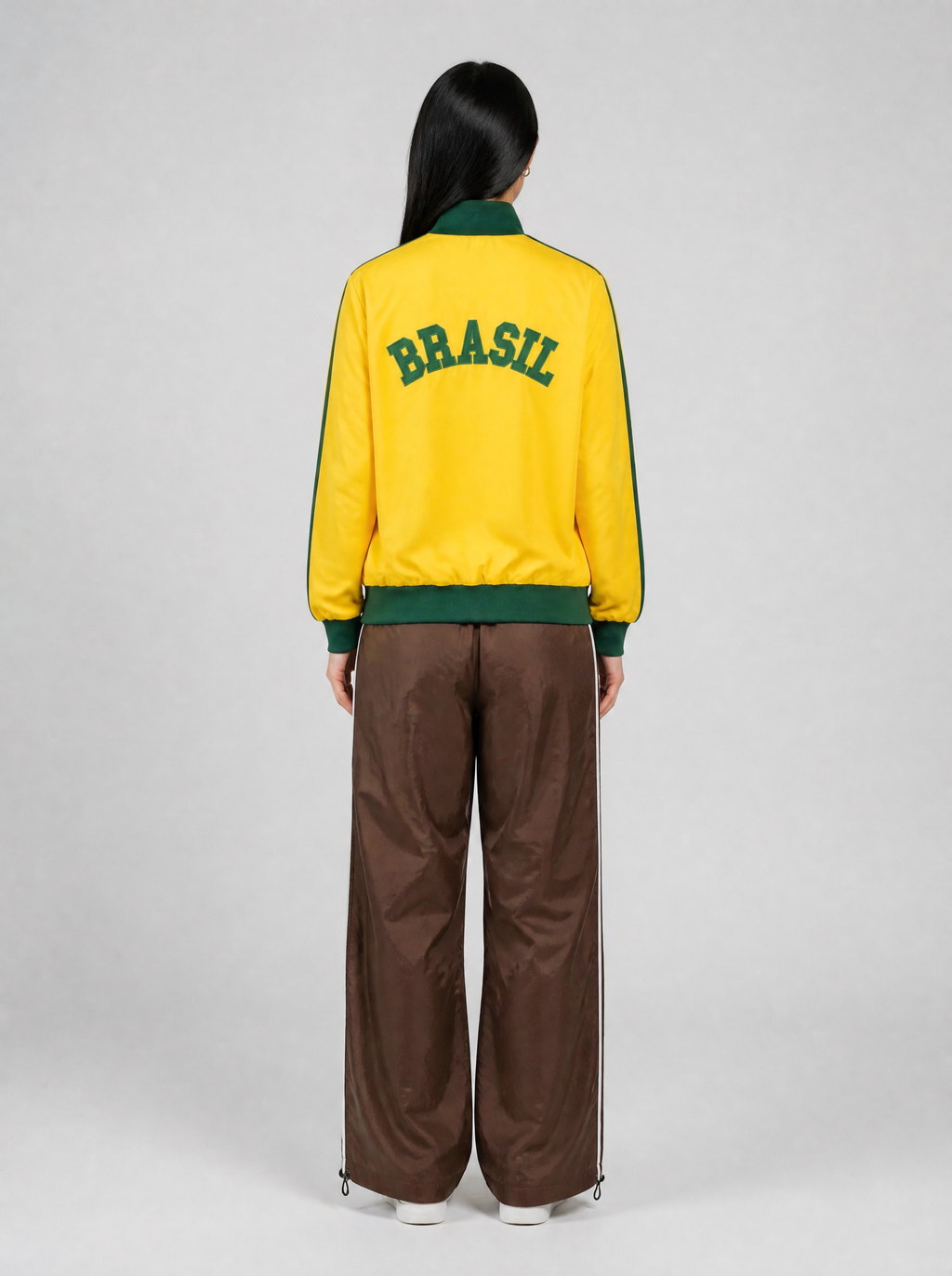 Autre vue | Vue de dos de la veste de survêtement jaune avec inscription Brasil verte en arc, portée avec un jogging large marron