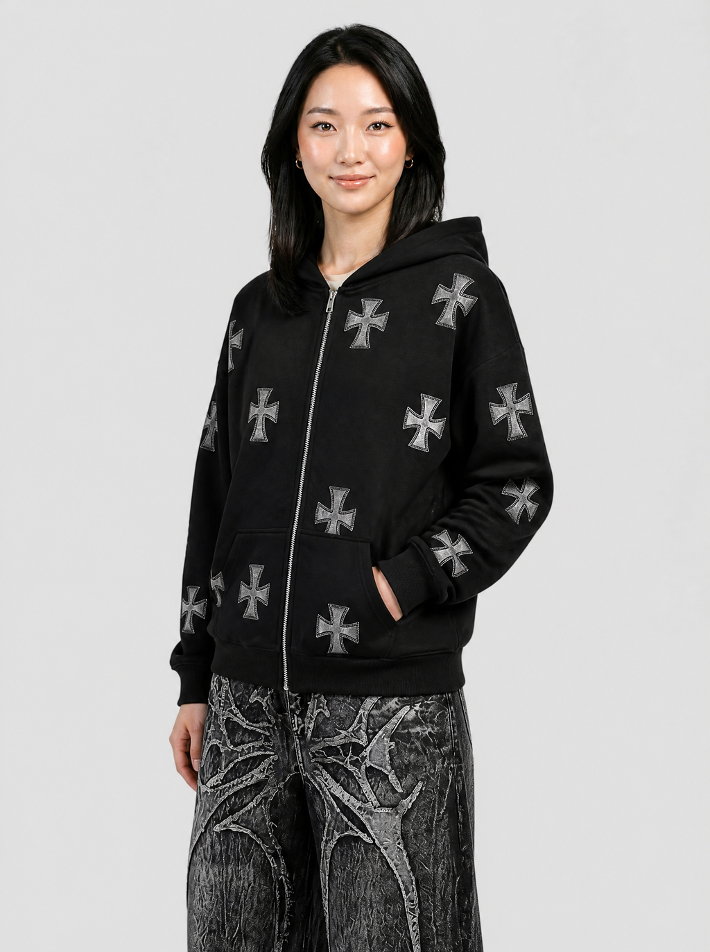 Autre vue | Femme de trois quarts en sweat zippé noir long à capuche, zip argenté et croix gothiques en strass gris, avec un jean noir gothique | Variante : Noir