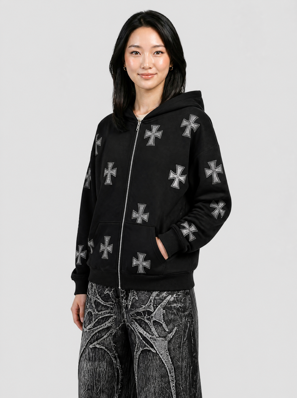 Autre vue | Femme de trois quarts en sweat zippé noir long à capuche, zip argenté et croix gothiques en strass gris, avec un jean noir gothique | Variante : Noir