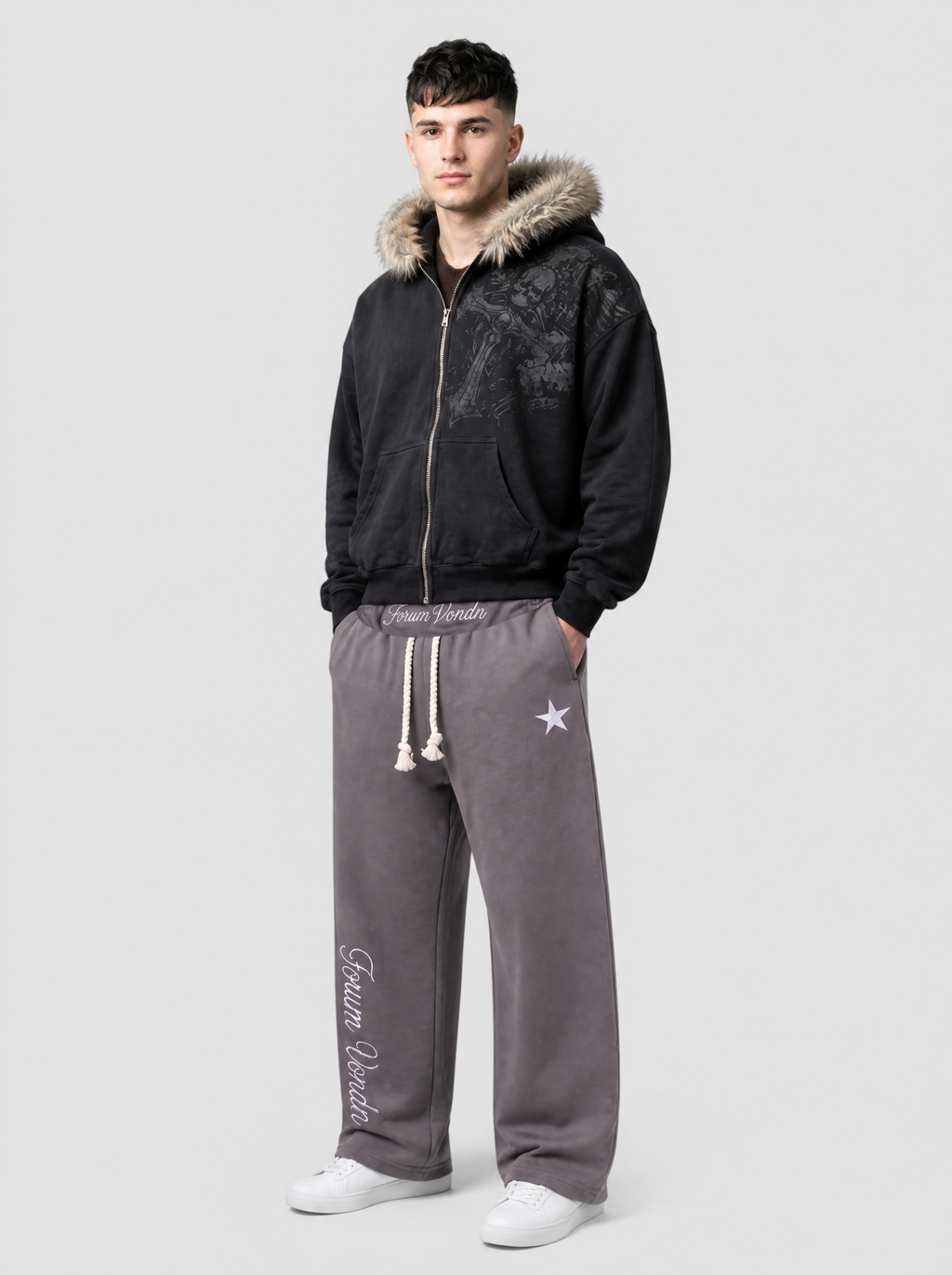 Autre vue | Homme de trois quarts en sweat zippé noir délavé à capuche fourrure et imprimé crânes gothiques, avec un jogging taupe | Variante : Noir