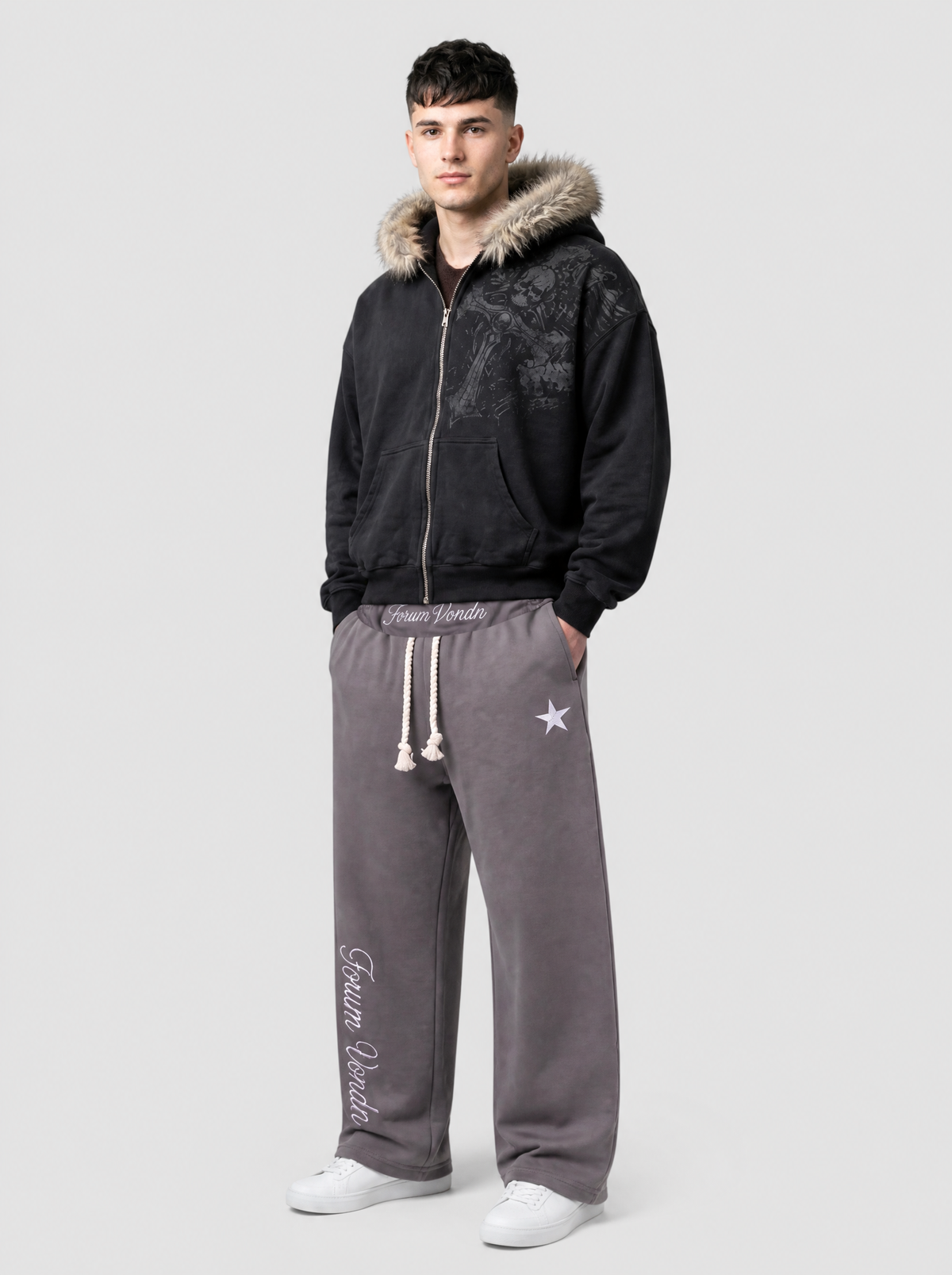 Autre vue | Homme de trois quarts en sweat zippé noir délavé à capuche fourrure et imprimé crânes gothiques, avec un jogging taupe | Variante : Noir