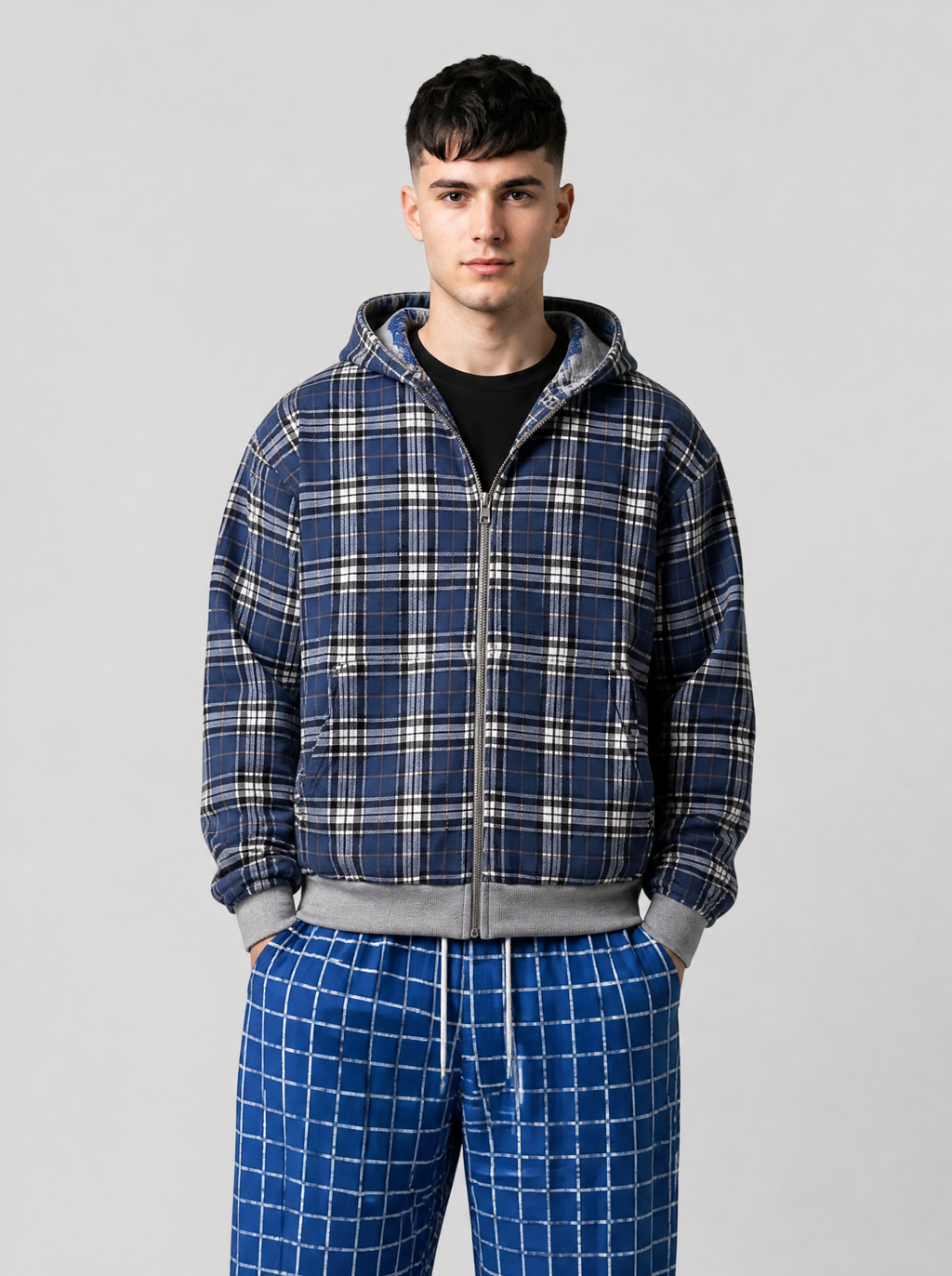 Autre vue | Veste réversible portée côté tartan bleu marine et blanc, zip fermé, bords côtes gris, avec un pantalon à carreaux bleu roi | Variante : Gris