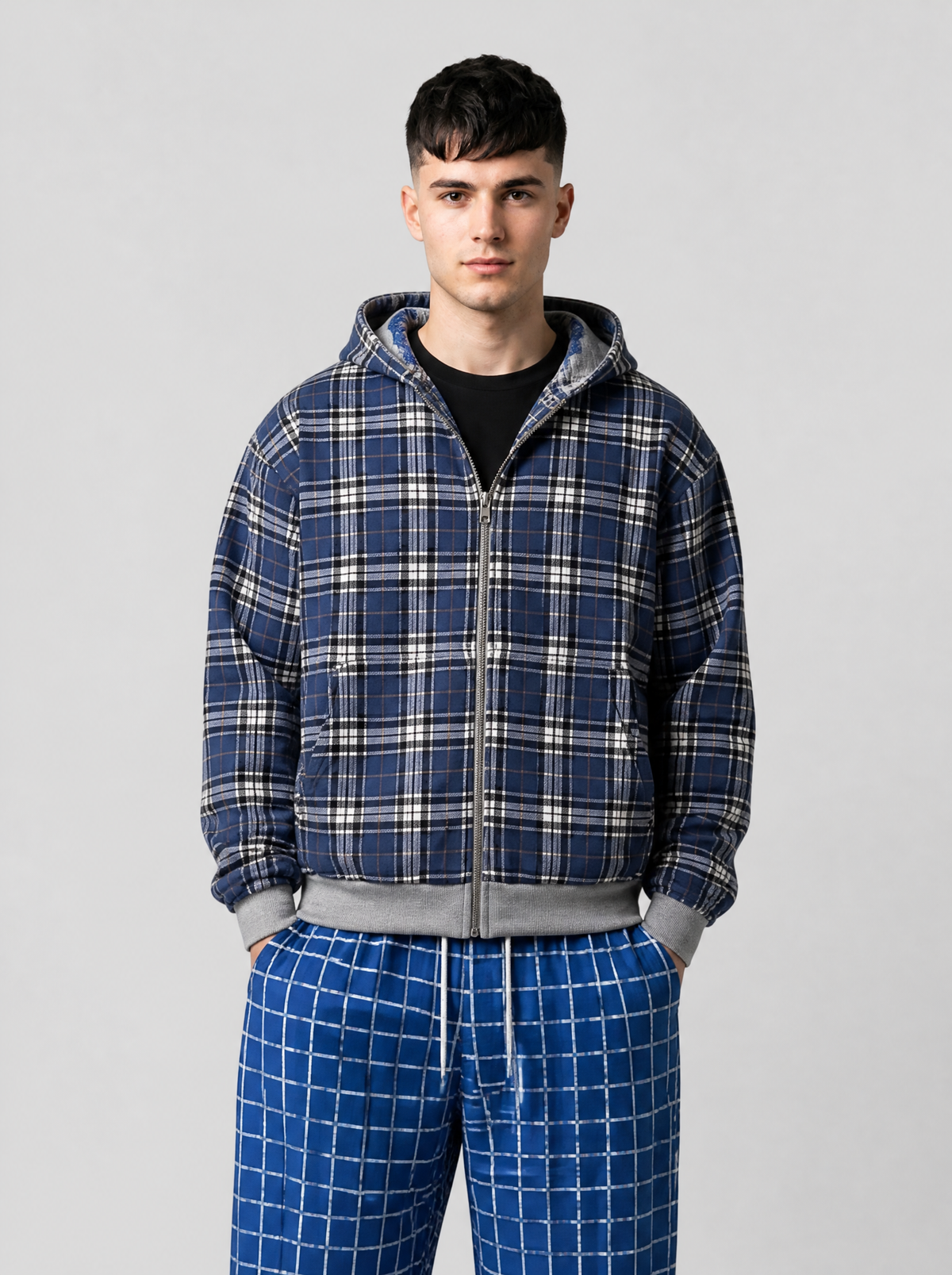 Autre vue | Veste réversible portée côté tartan bleu marine et blanc, zip fermé, bords côtes gris, avec un pantalon à carreaux bleu roi | Variante : Gris