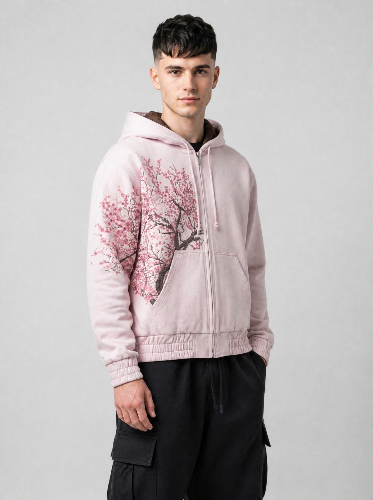 Autre vue | Veste zippée rose pâle à capuche doublée marron, grande broderie de cerisier en fleurs, portée de trois quarts