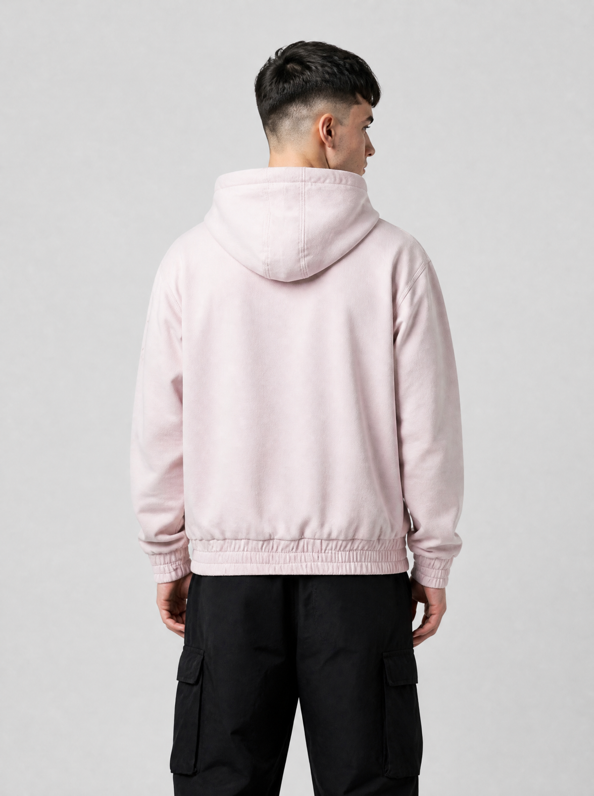 Autre vue | Dos uni rose pâle de la veste à capuche zippée brodée cerisier, portée avec un cargo noir