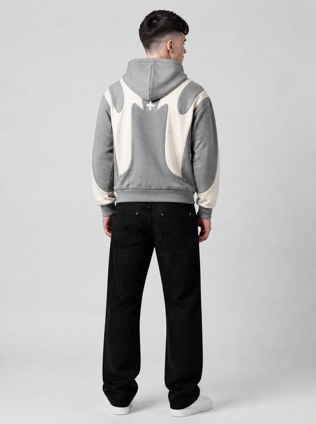 Autre vue | Vue de dos du sweat zippé gris à panneaux crème en forme de griffes et petite croix blanche brodée, avec jean noir | Variante : Gris