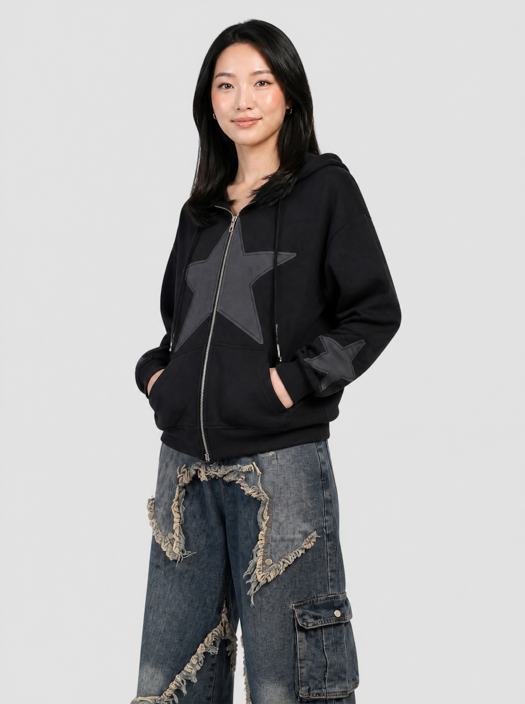 Autre vue | Femme de trois quarts en sweat zippé noir ouvert avec grande étoile grise en suédine, portée avec un jean baggy à étoiles | Variante : Noir