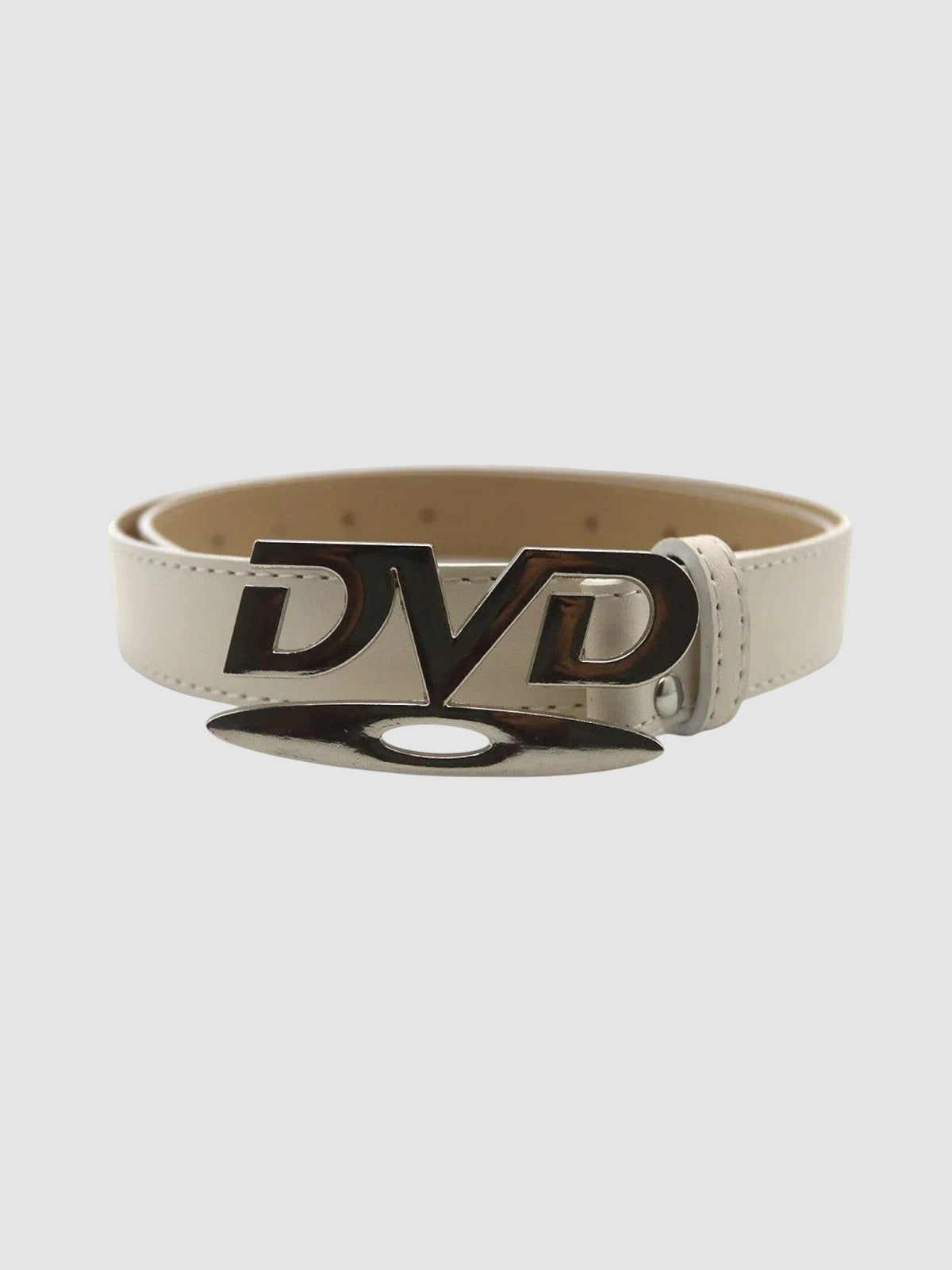 Ceinture blanche en cuir synthétique avec boucle logo DVD métallisée argentée, style streetwear années 2000.