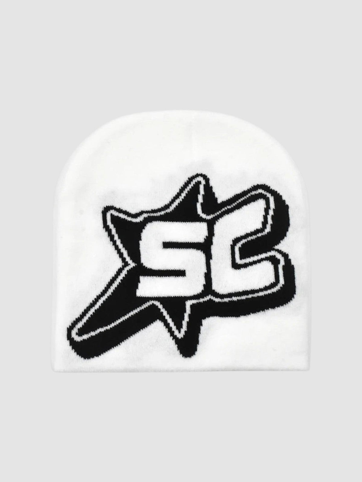 Bonnet skullie streetwear blanc avec monogramme SC noir bien visible à l'intérieur d'un motif étoile filante.