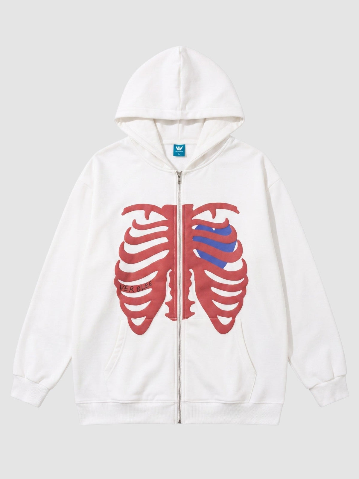 Hoodie zippé blanc avec graphisme d'une cage thoracique de squelette rouge et cœur bleu sur la poitrine.