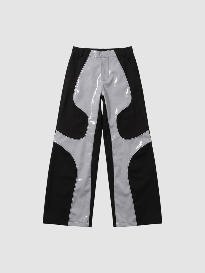 Pantalon jambe large en simili cuir noir et gris clair brillant avec empiècements ondulés.