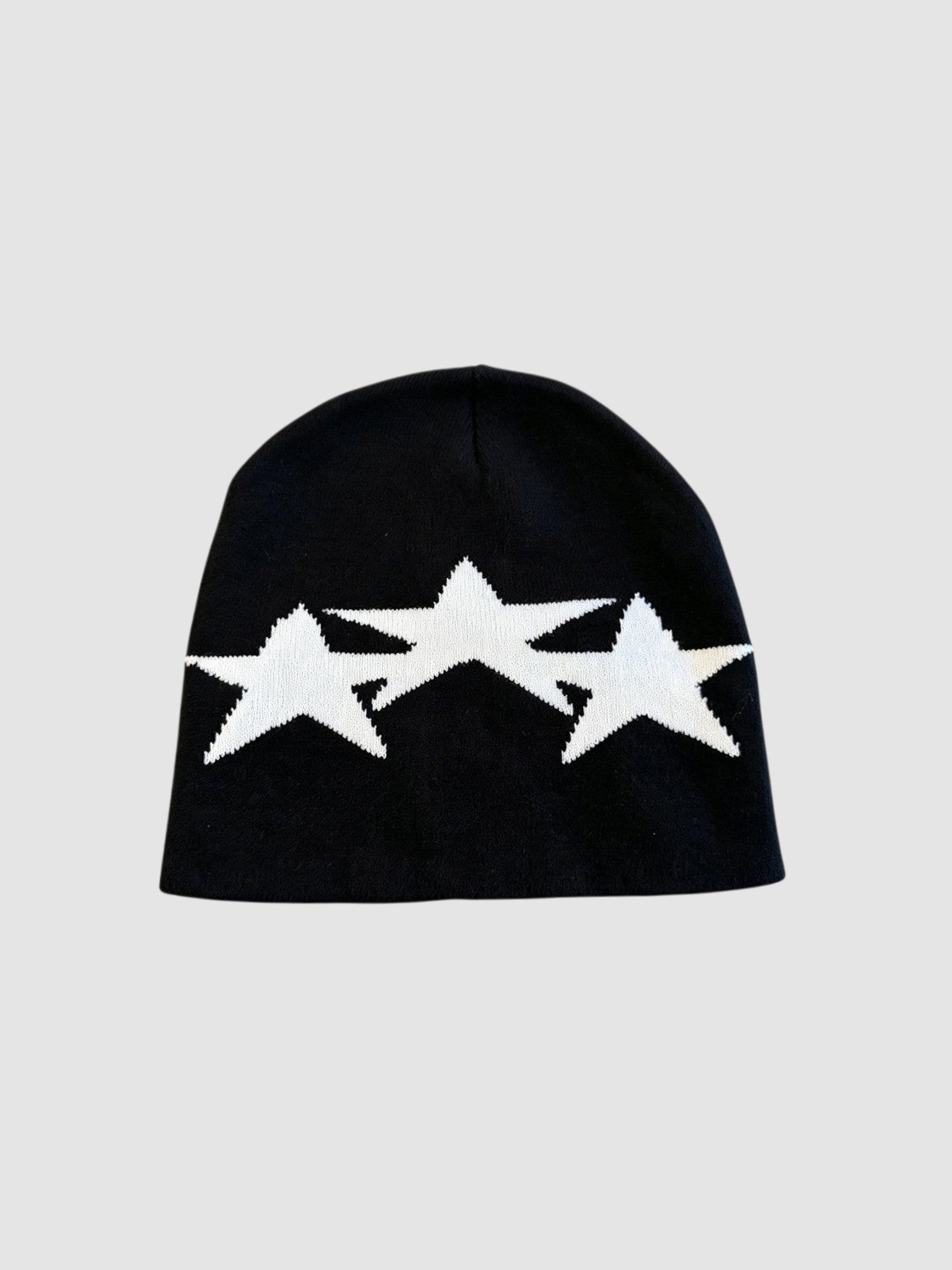 Y2K Avenue Bonnet Étoile black acrylic beanie featuring three overlapping white star designs in a Y2K aesthetic.
