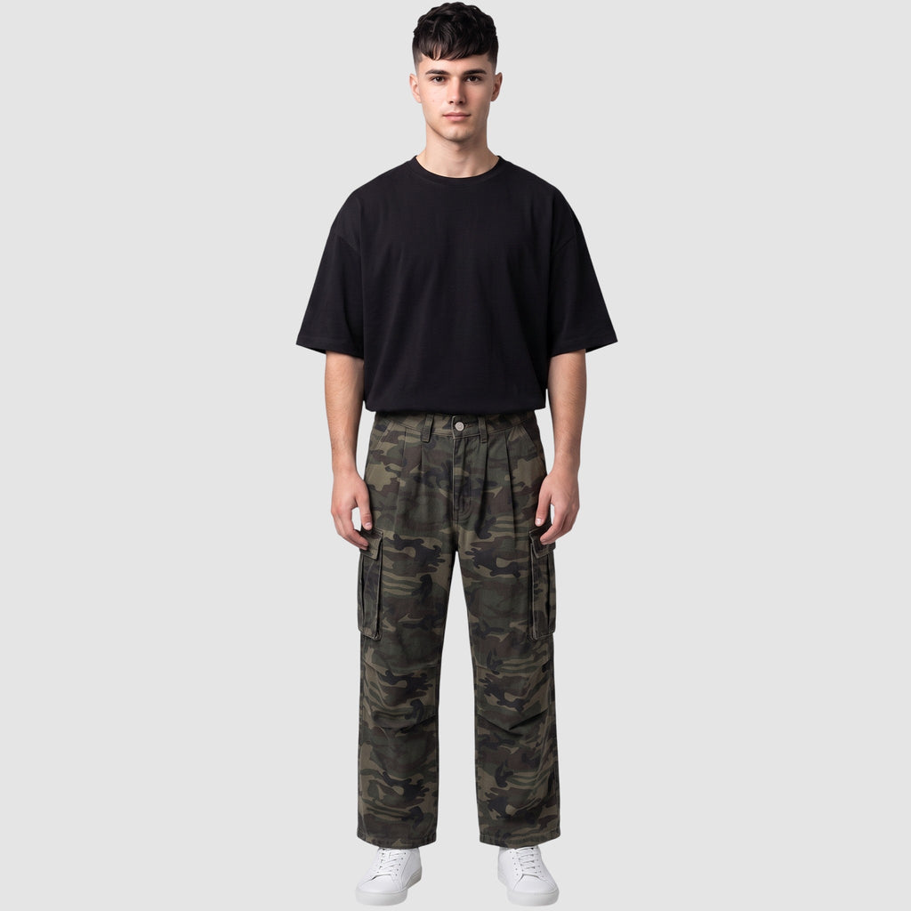 Y2K AVENUE model wearing high-waisted camouflage cargo pants with side pockets and a black t-shirt